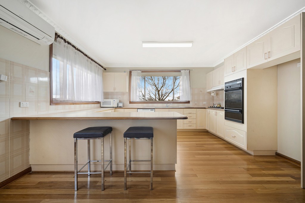 27 Lyrebird Place, Orange NSW 2800 - photo 2