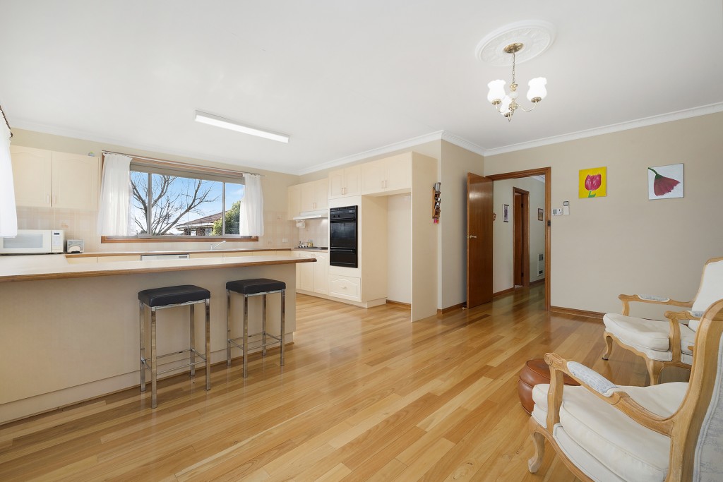 27 Lyrebird Place, Orange NSW 2800 - photo 4