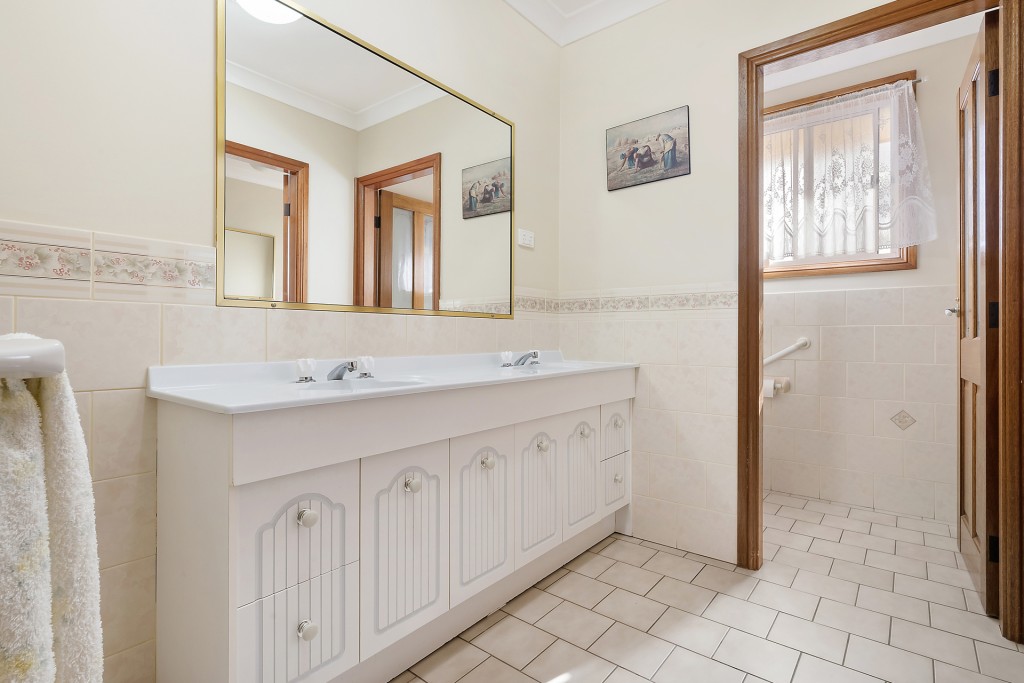 27 Lyrebird Place, Orange NSW 2800 - photo 9
