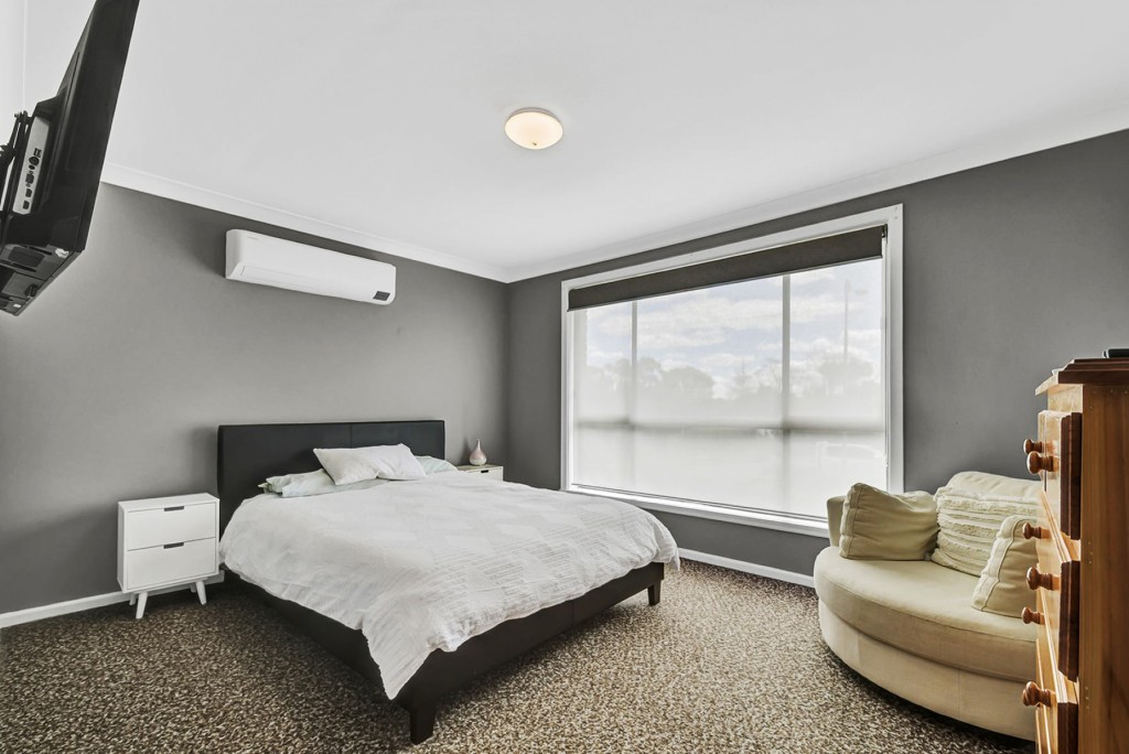 8 Anzac Place, Orange NSW 2800 - photo 4