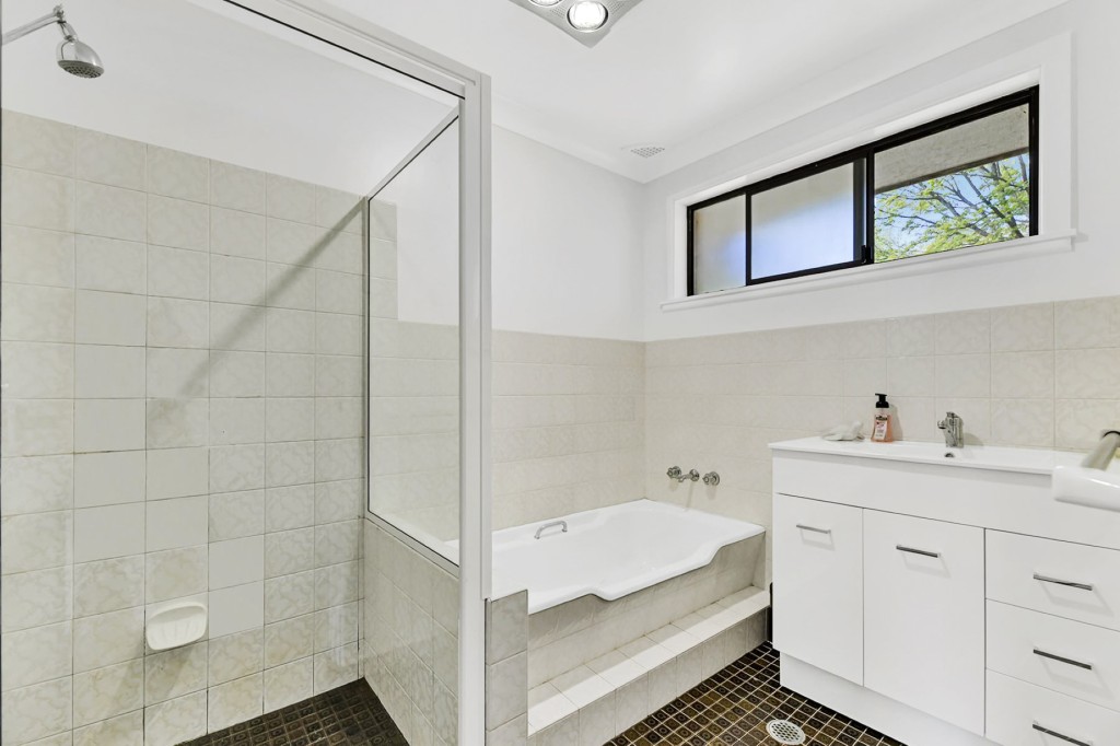 8 Anzac Place, Orange NSW 2800 - photo 5