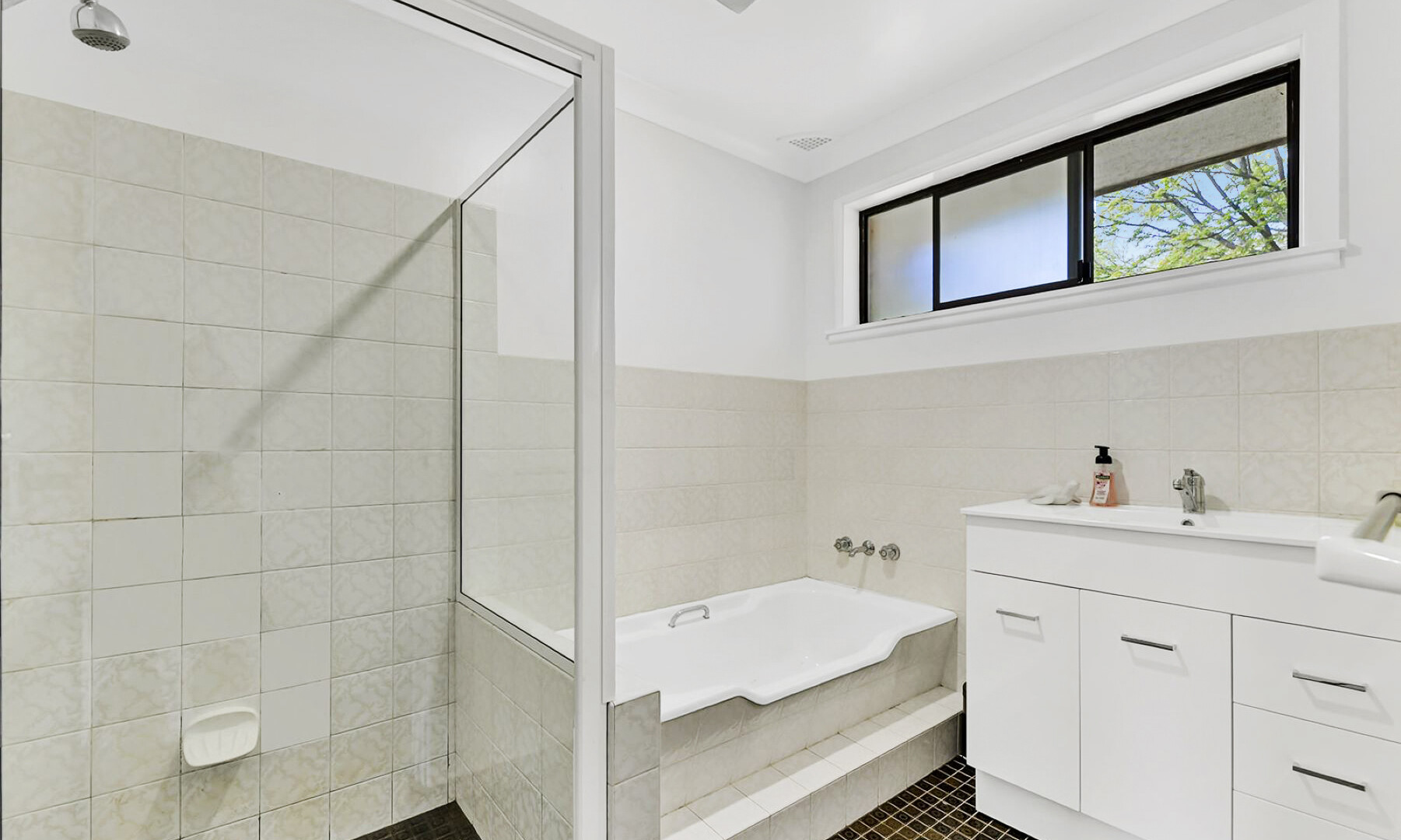 8 Anzac Place, Orange NSW 2800 - photo 5