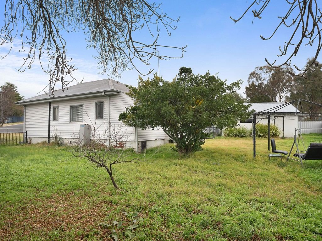 5 Chifley Place, Bathurst NSW 2795 - photo 11