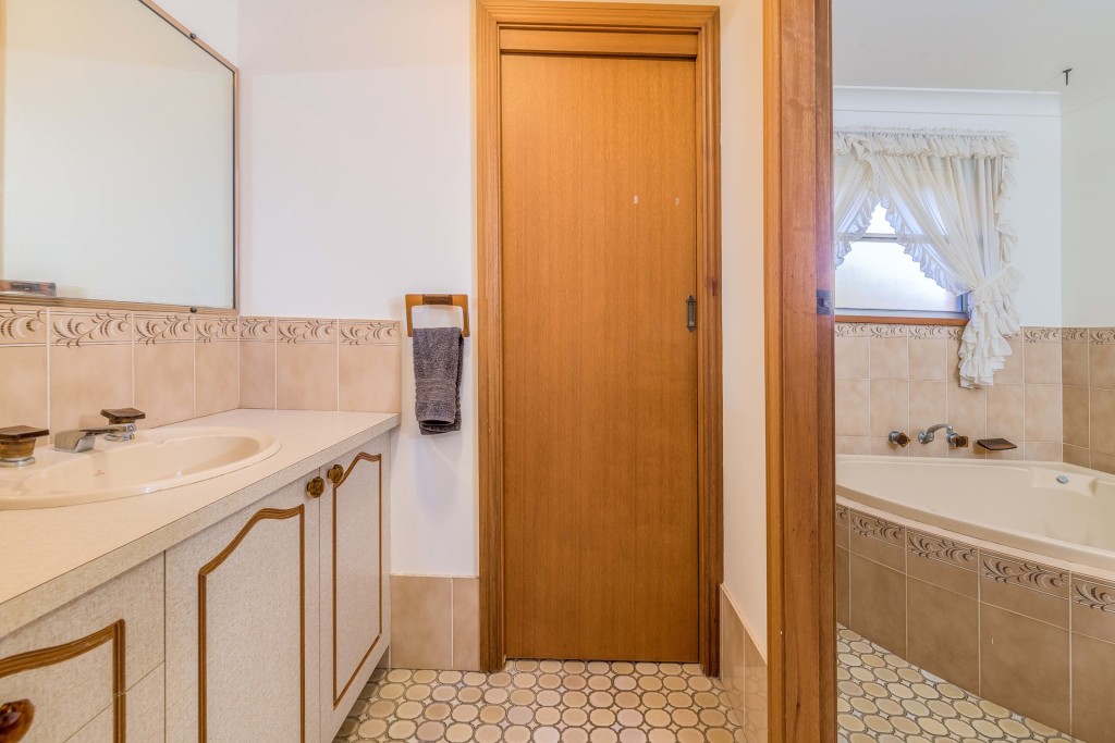 5 Yaraan Place, Orange NSW 2800 - photo 11