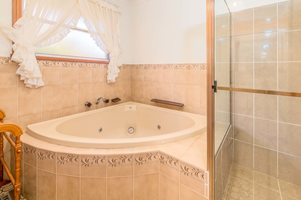 5 Yaraan Place, Orange NSW 2800 - photo 12
