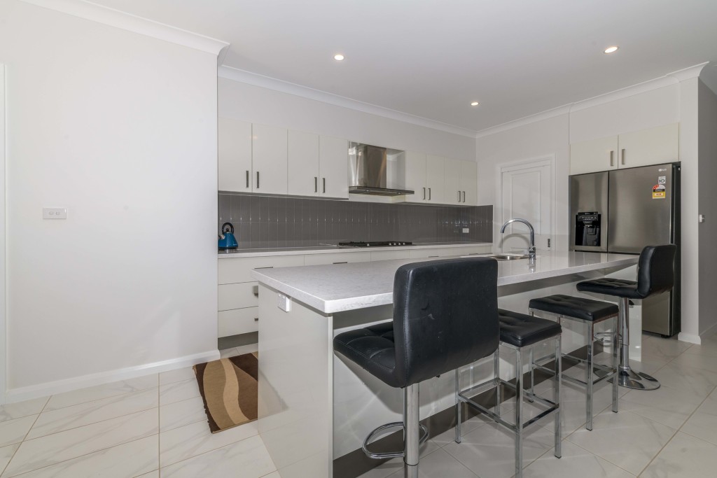 8 Camellia Place, Orange NSW 2800 - photo 2