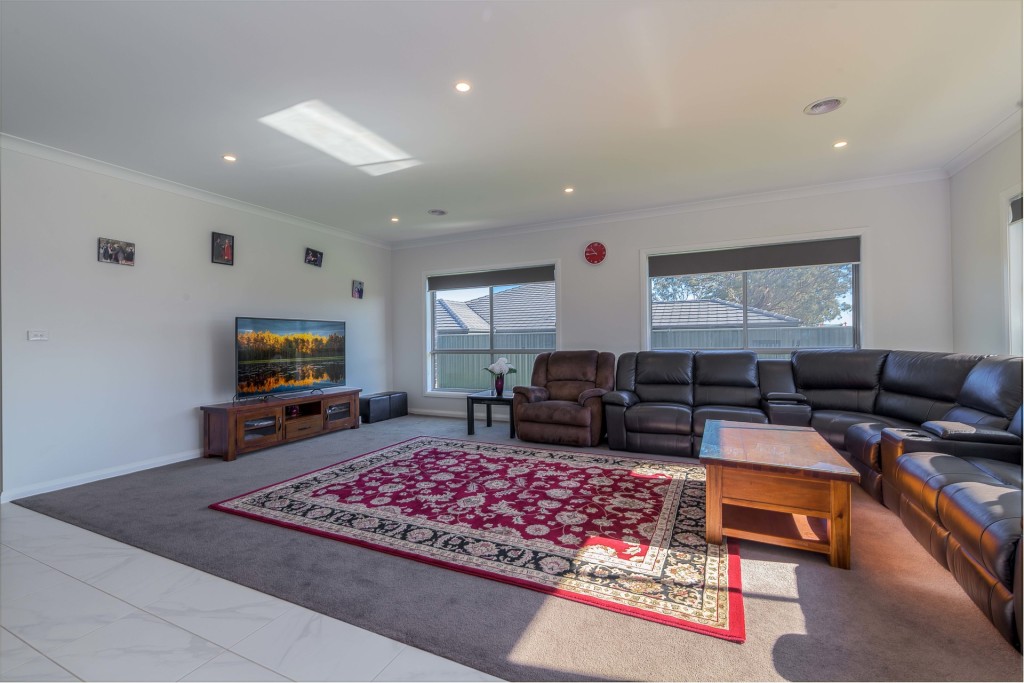 8 Camellia Place, Orange NSW 2800 - photo 5