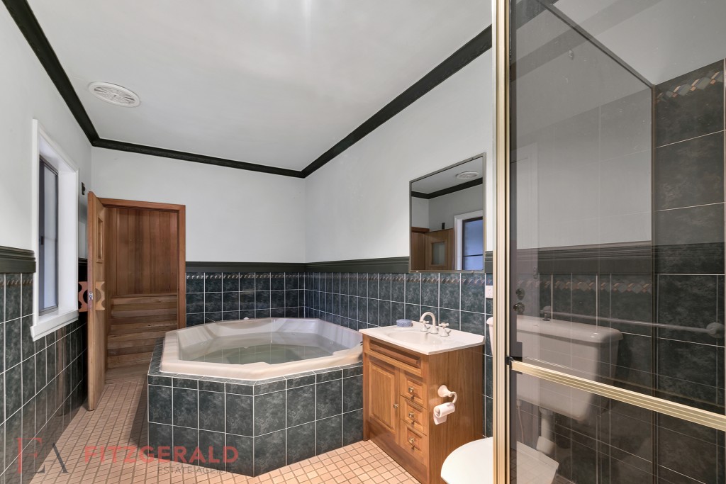 6 Borrodell Drive, Orange NSW 2800 - photo 15