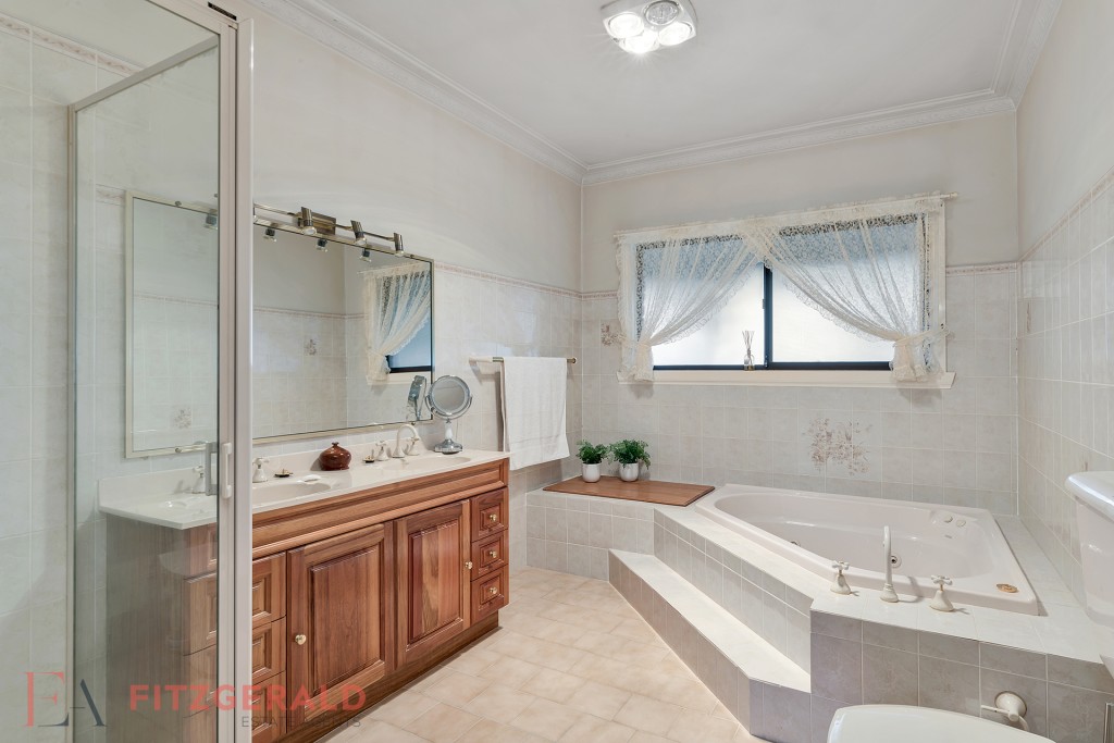 6 Borrodell Drive, Orange NSW 2800 - photo 8