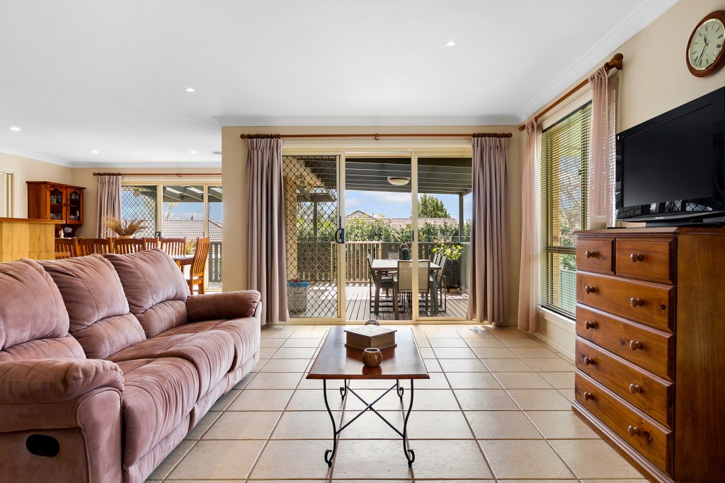 18 Goldfinch Way, Orange NSW 2800 - photo 5