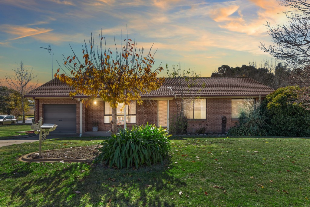 8 Tudor Place, Orange NSW 2800 - photo 3
