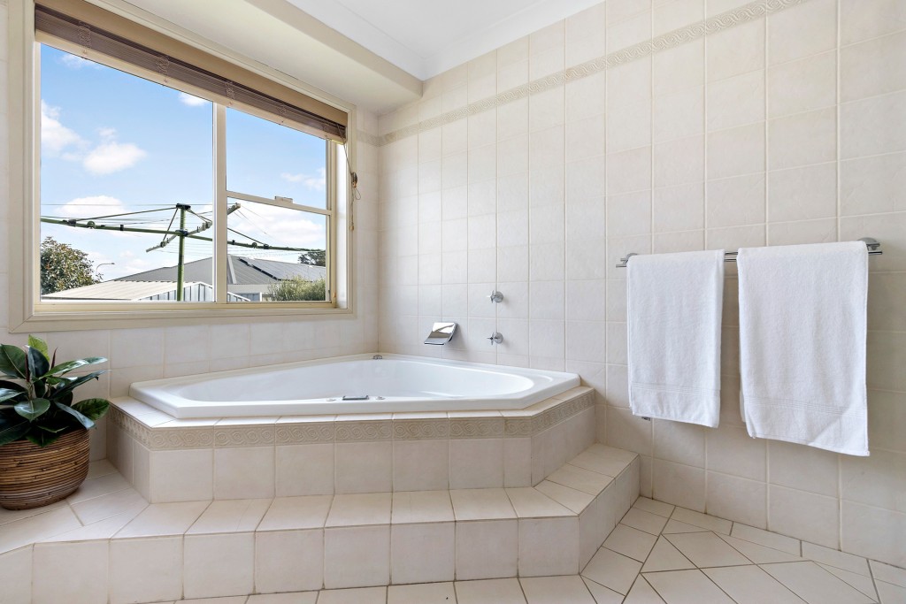 2 Bimble Close, Orange NSW 2800 - photo 9