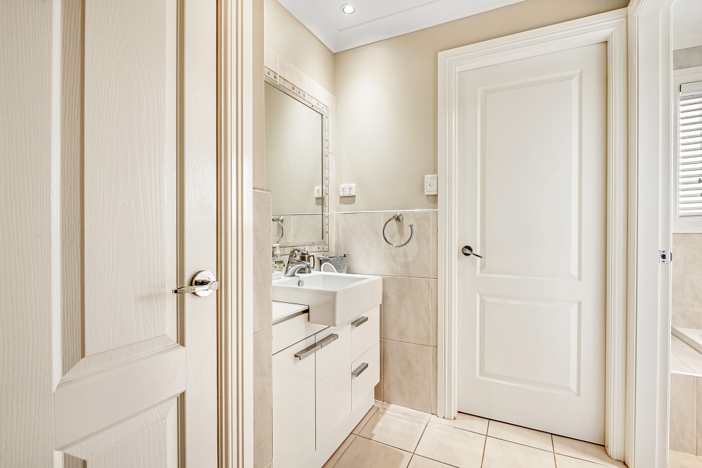 5 Lisbon Circuit, Orange NSW 2800 - photo 11