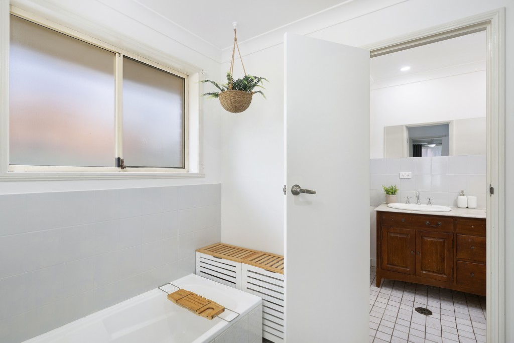 11 Crinoline Street, Orange NSW 2800 - photo 8