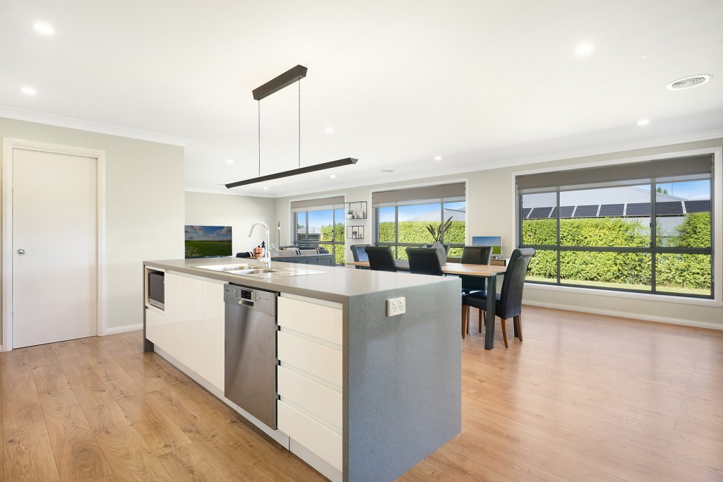 43 Lombardy Way, Orange NSW 2800 - photo 3