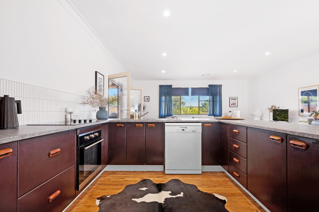 9 Pirinari Place, Orange NSW 2800 - photo 5
