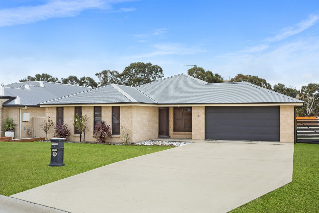 4 Johnston Crescent, Blayney NSW 2799 - photo 2