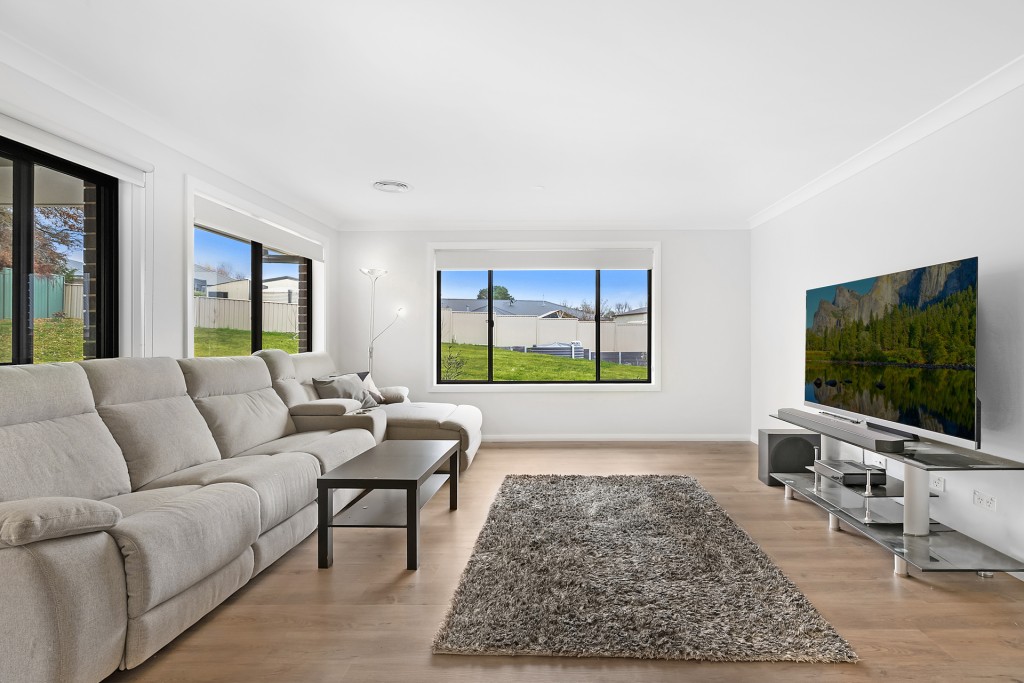 2 Streatfeild Close, Blayney NSW 2799 - photo 4