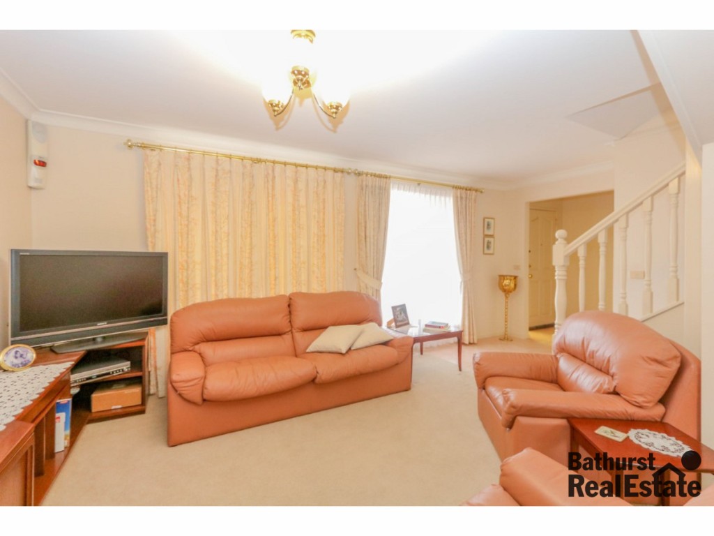 5 Thomas Close, South Bathurst NSW 2795 - photo 5