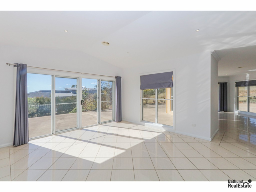 22 Robindale Court, Bathurst NSW 2795 - photo 3