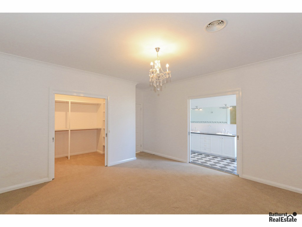 22 Robindale Court, Bathurst NSW 2795 - photo 8