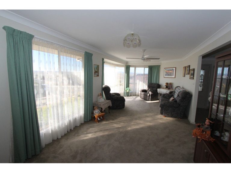 8 Quinn Court, Llanarth NSW 2795 - photo 2