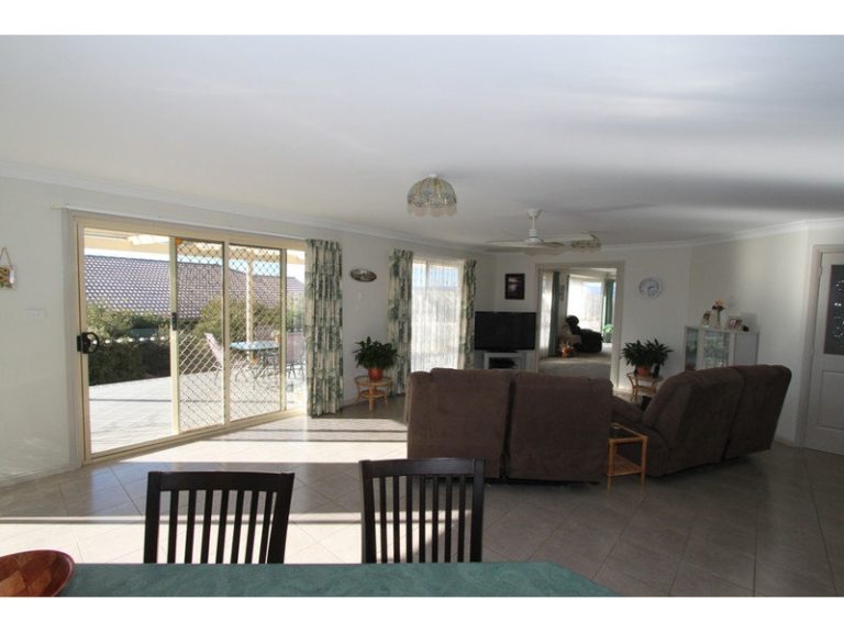 8 Quinn Court, Llanarth NSW 2795 - photo 3