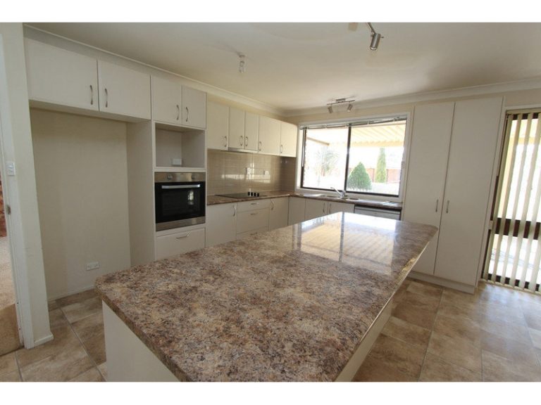 21 Weeks Place, Bathurst NSW 2795 - photo 3