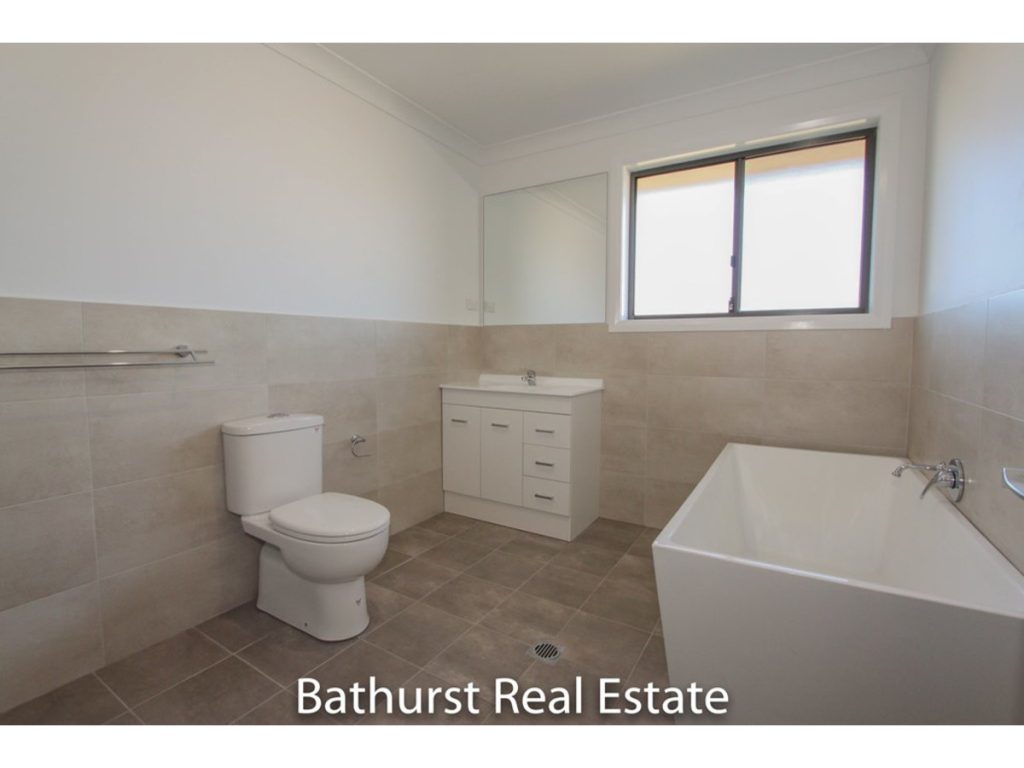 2 Lew Avenue, Eglinton NSW 2795 - photo 4