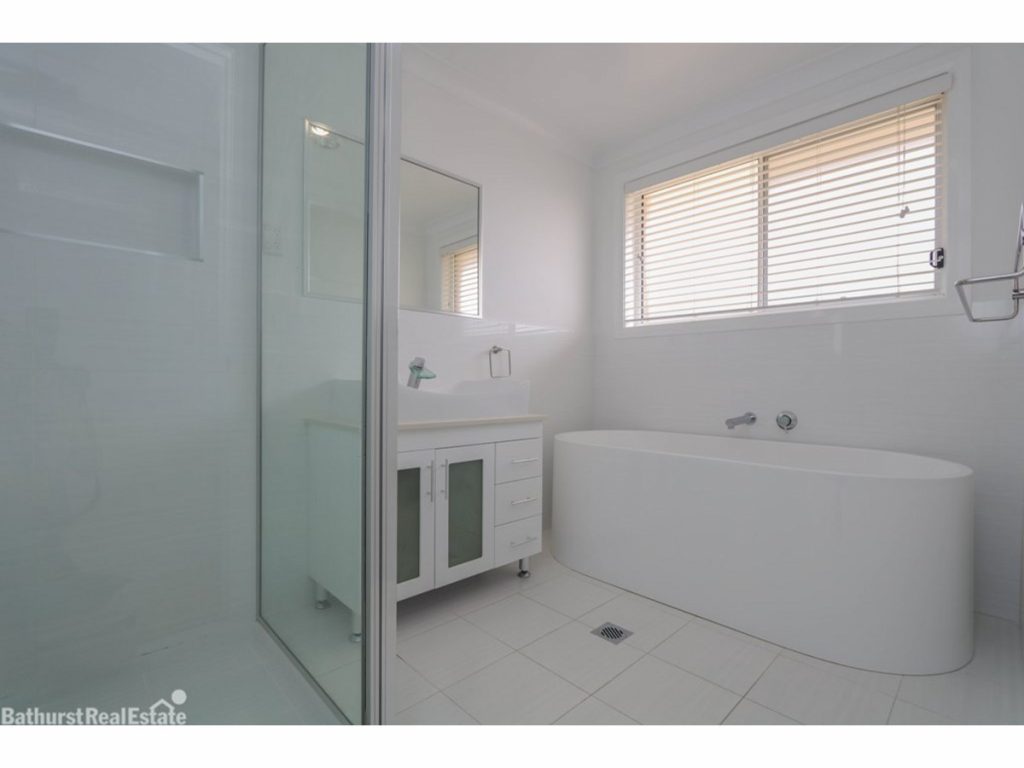 13 Freeman Circuit, Llanarth NSW 2795 - photo 4