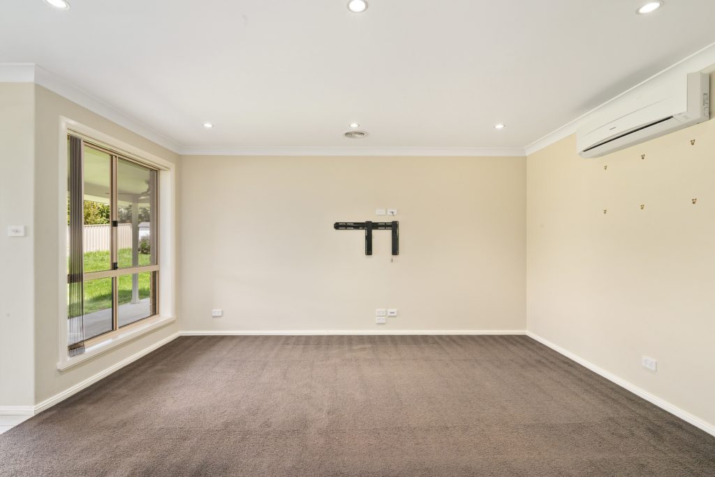 26 Robinson Court, Orange NSW 2800 - photo 4
