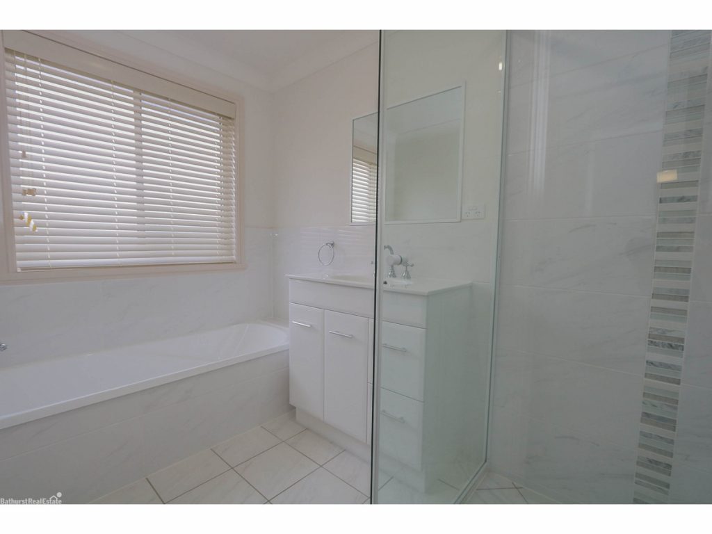 19 Lew Avenue, Eglinton NSW 2795 - photo 5