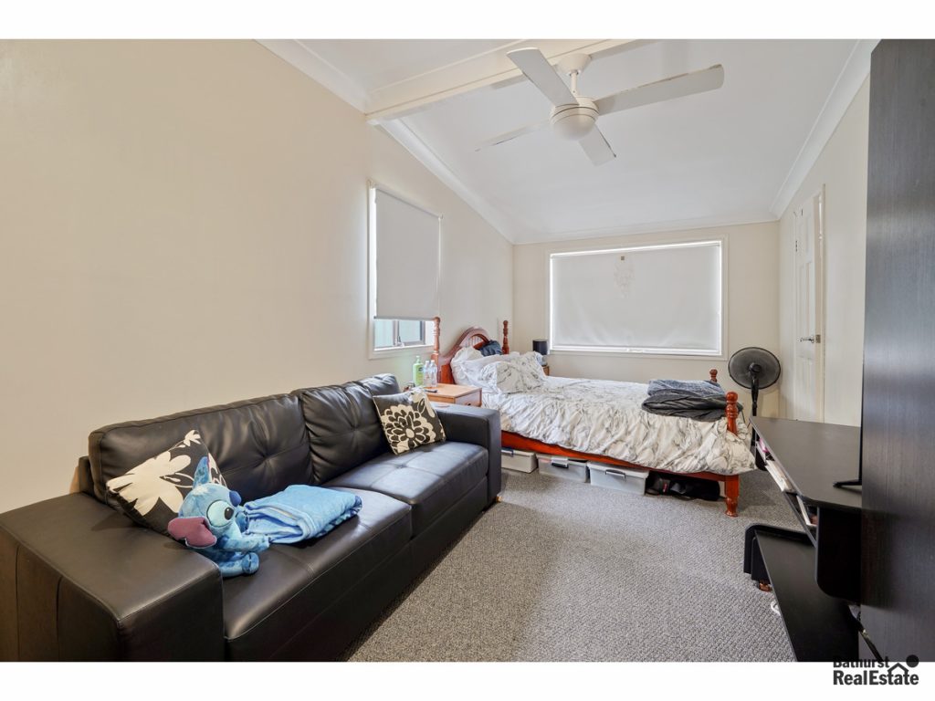 11 Moresby Way, West Bathurst NSW 2795 - photo 5