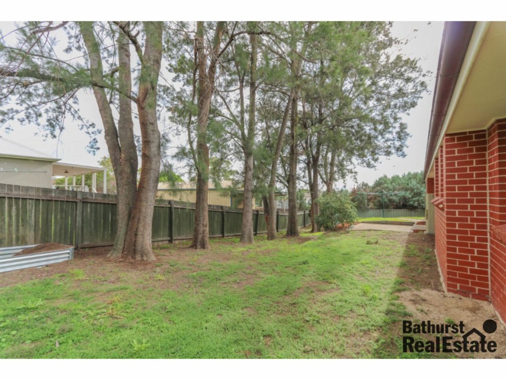 10 Mooney Valley Place, West Bathurst NSW 2795 - photo 9