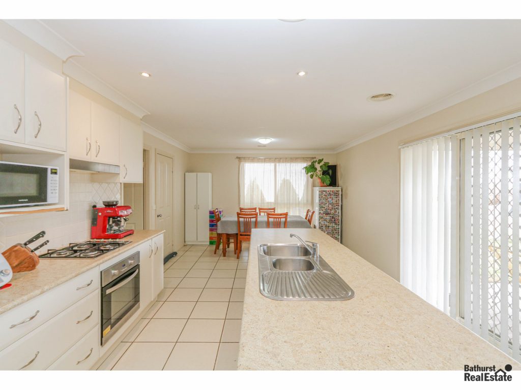 9 Arnold Court, Kelso NSW 2795 - photo 2