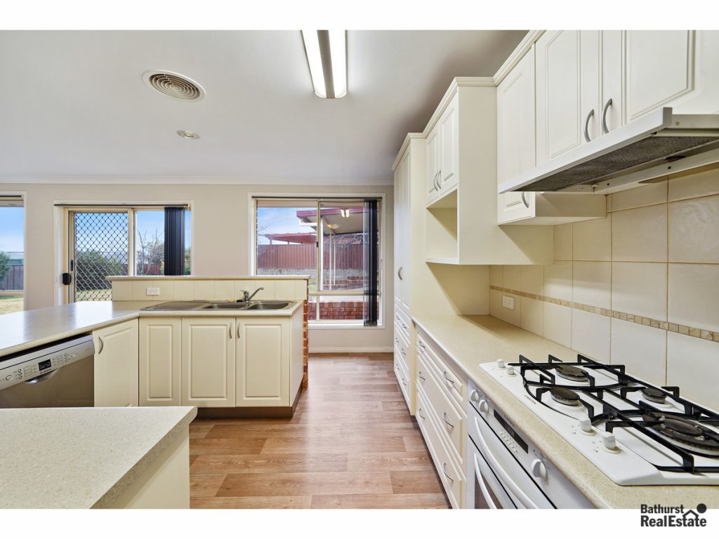 15 Messenger Street, Windradyne NSW 2795 - photo 6