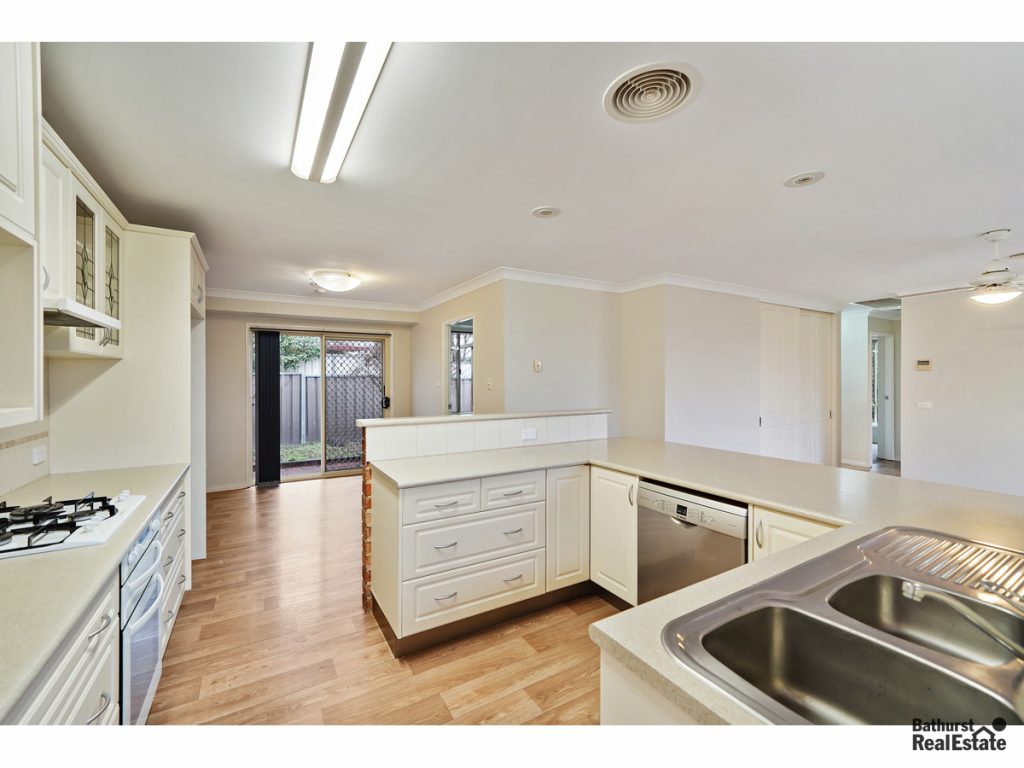 15 Messenger Street, Windradyne NSW 2795 - photo 7