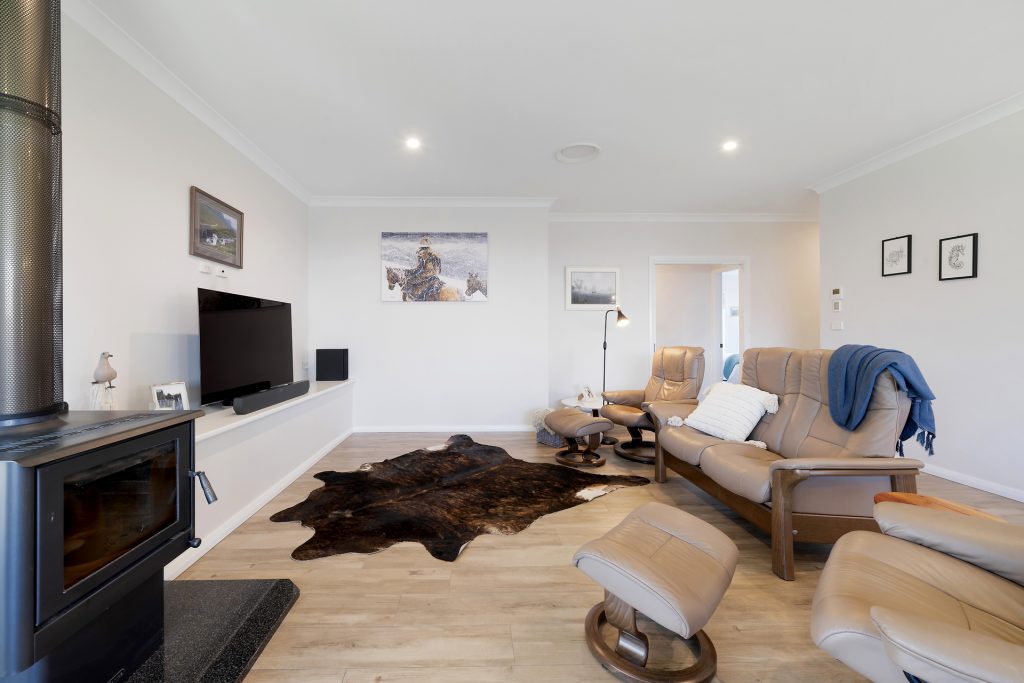 8 Hutchinson Close, Orange NSW 2800 - photo 4