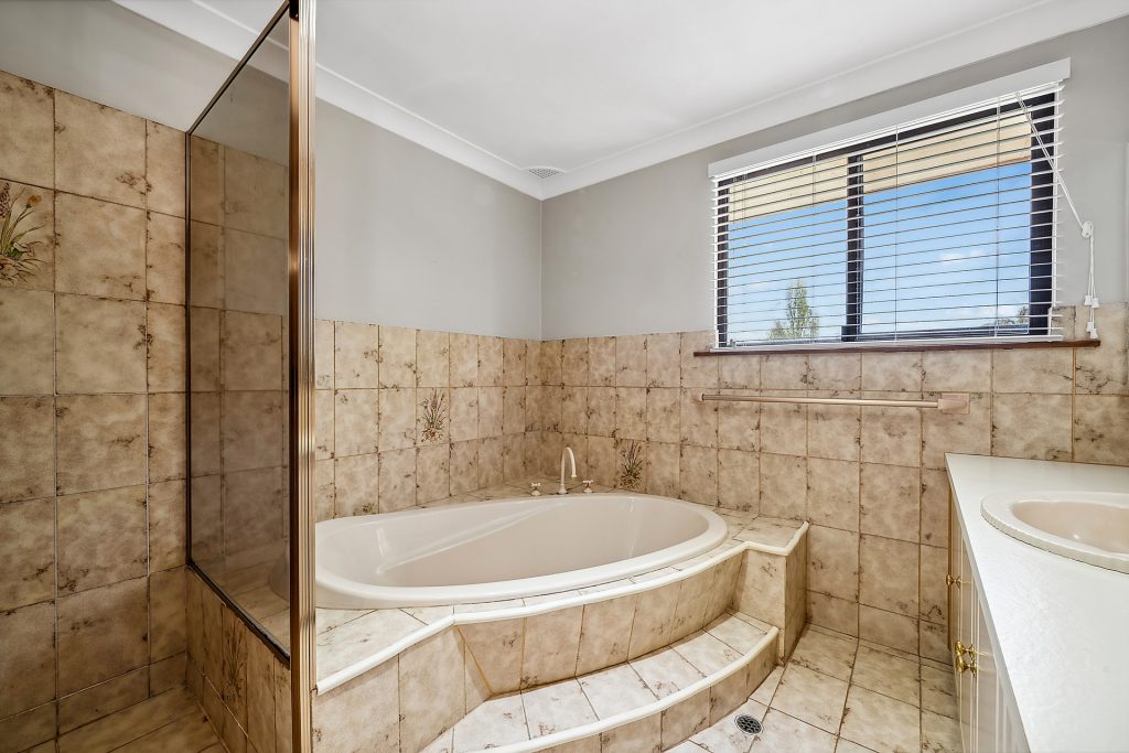 60 Wiare Circuit, Orange NSW 2800 - photo 11