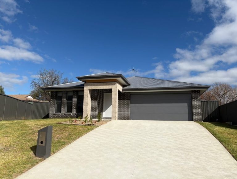 8 Burdett Grove, Kelso